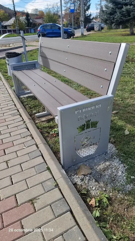 Bancă stradală pe o alee pavată