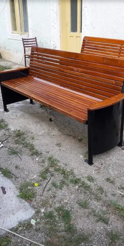 Bancă din lemn cu structură metalică