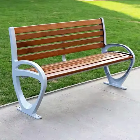 Bancă din aluminiu cu rigle din lemn tropical pe gazon